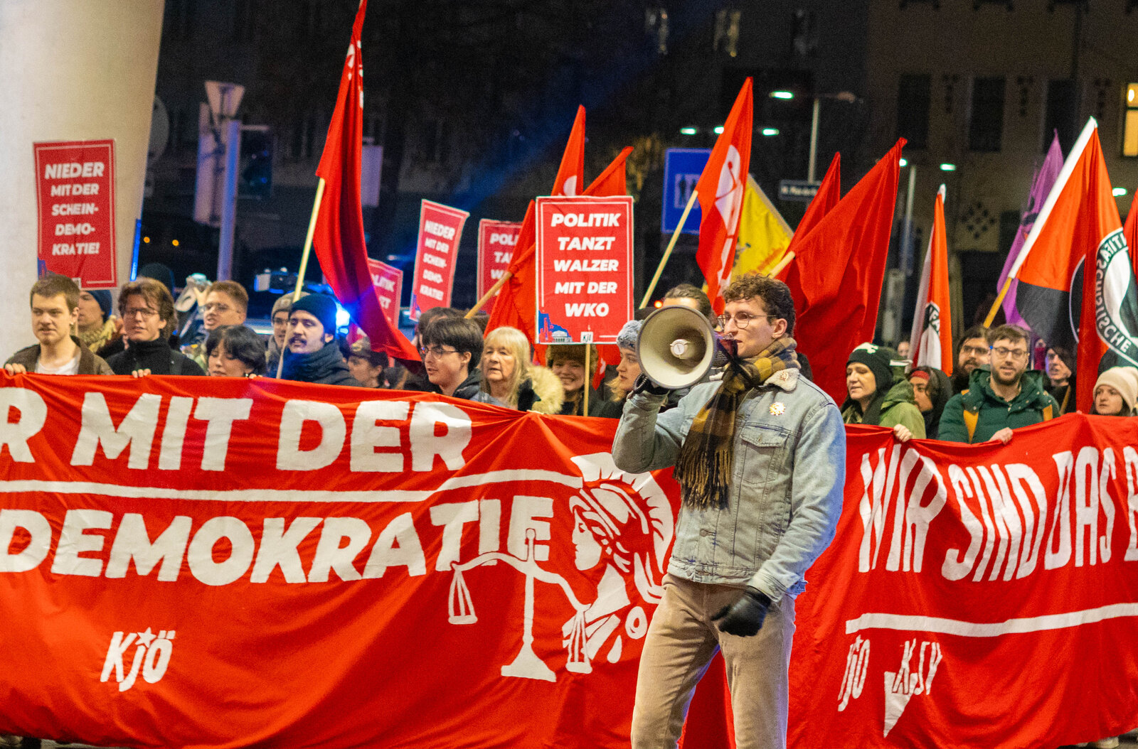 KJÖ-Aktivist:innen bei einer Aktion